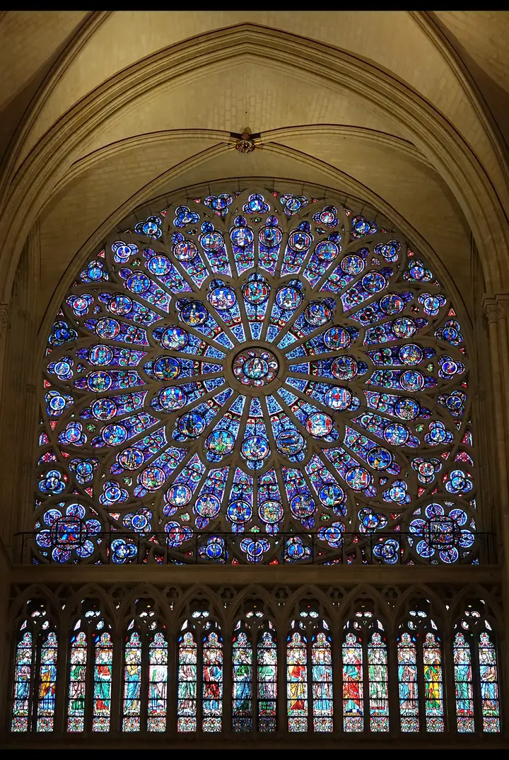 Rosácea norte da Catedral de Notre-Dame de Paris, vista por dentro, com os vitrais iluminados